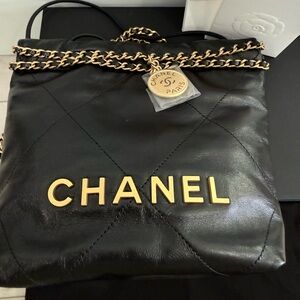 New 2025!! CHANEL 22 mini Hobo Black Shoulder/Crossbody Gold Chain.